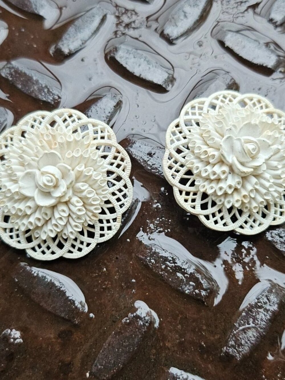 Vintage Earrings Round Flower Shape Plastic Fashion Jewelry Stud Earrings White - Picture 8 of 11